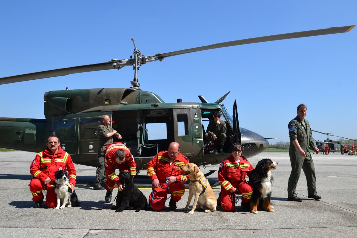 Fee-von-der-Vagabundenhttn-und-Traudi-Hubschrauberflug-2015